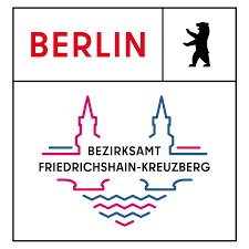 Logo des Bezirksamt Friedrichshain-Kreuzberg: Abgebildet ist der Schriftzug "Berlin" in schwarz, daneben ein kleiner Berliner Bär in schwarz, darunter eine sehr stark vereinfachte Zeichnung der Oberbaumbrücke mit zwei Türmen in pink/rot und blau, darüber der Schriftzug "Bezirksamt Friedrichshain-Kreuzberg"